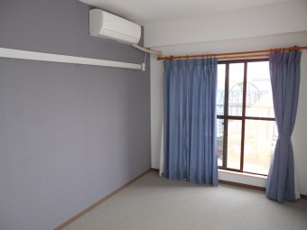 家族みんなが集まる明るいリビングに